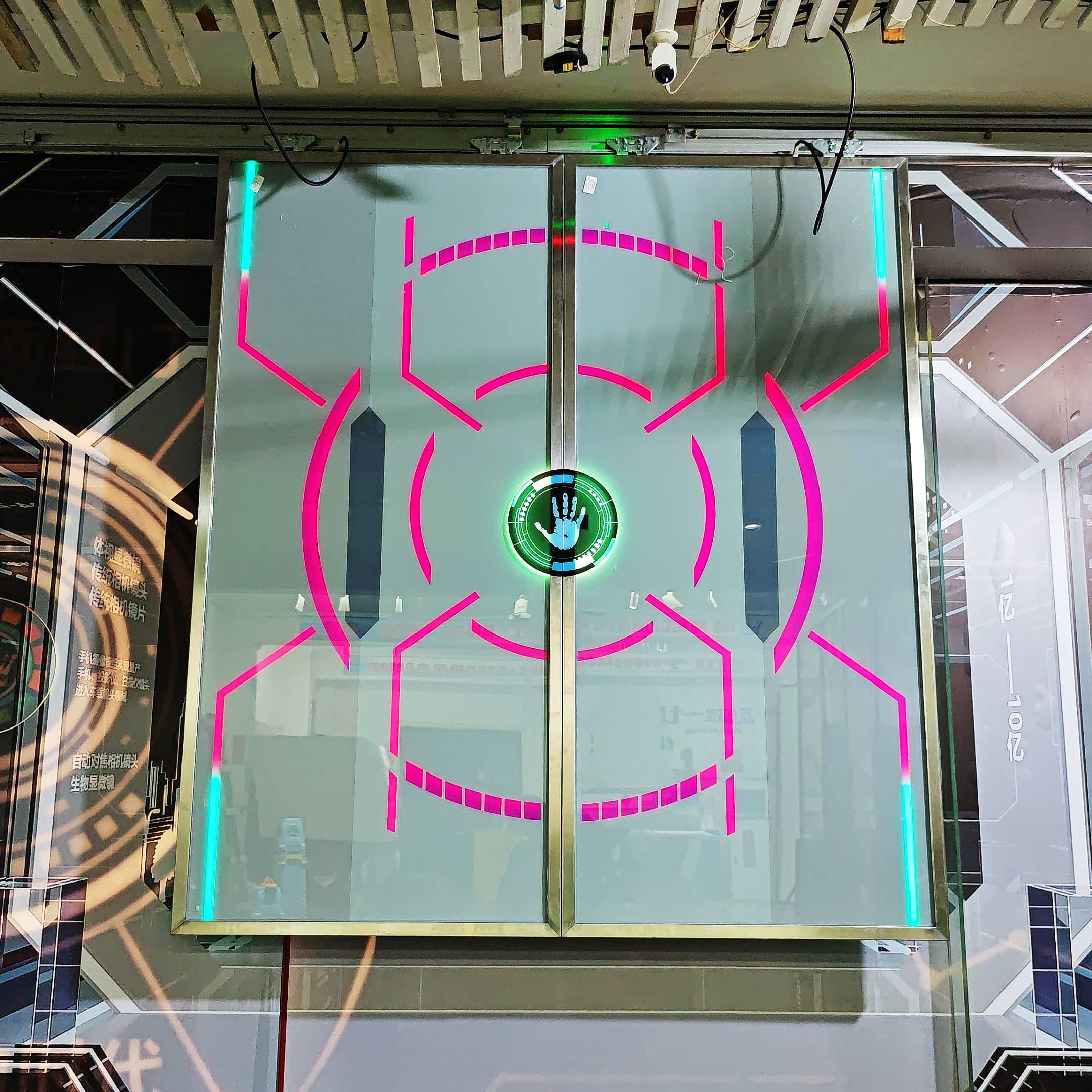 手掌自动灯光玻璃门