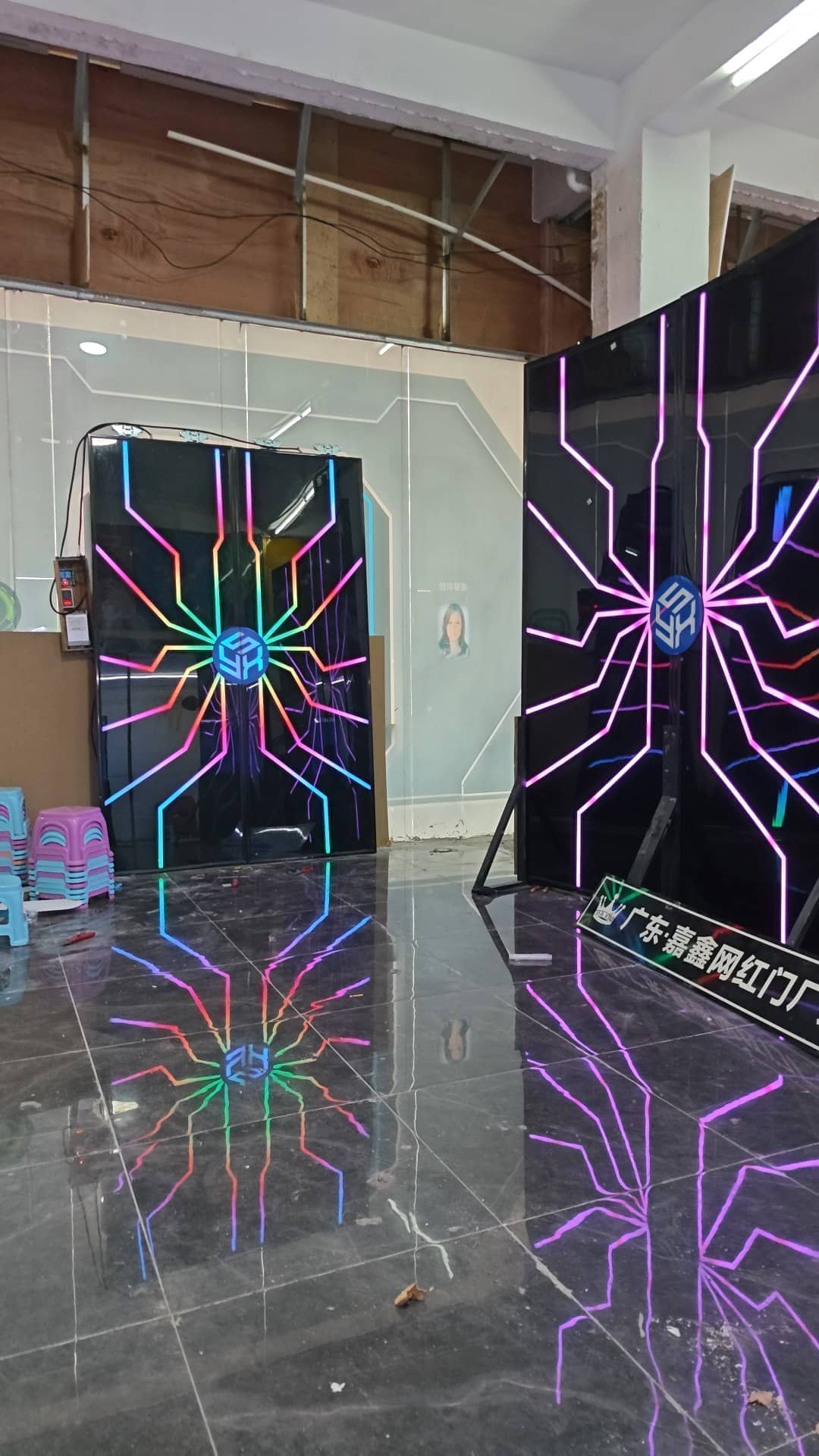 网红发光玻璃门