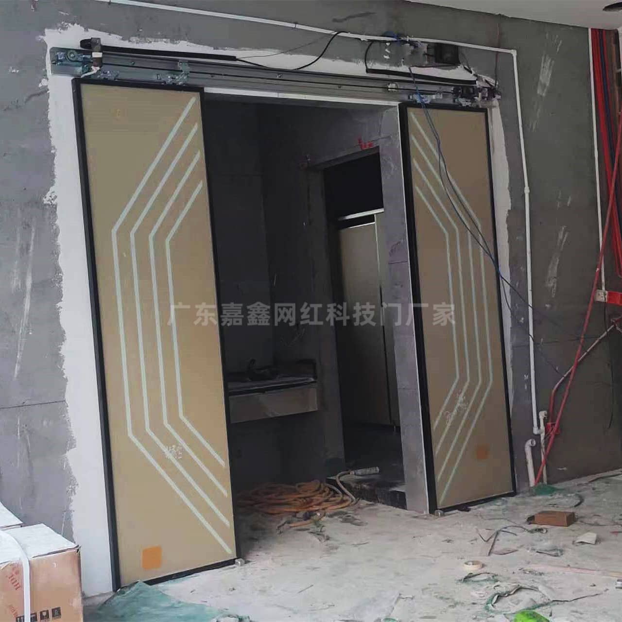 网红酒吧暗门 用掌纹开启锁的门