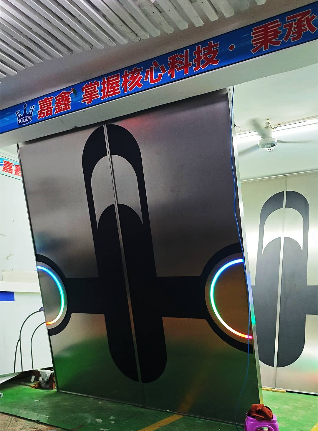 网红门 掌纹科技灯光感应门